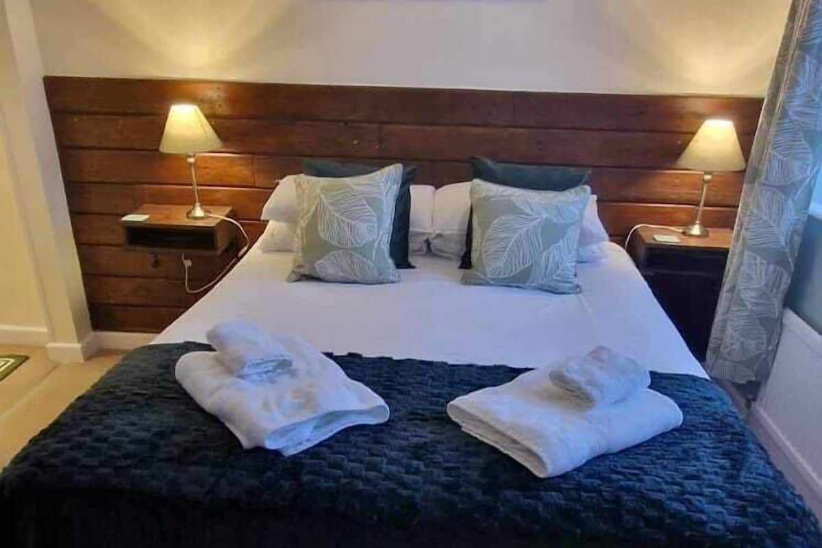 Standard Double Room, 1 King Bed | Iron/ironing board, free WiFi