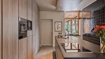 Een koelkast, een microgolfoven, een oven, een kookplaat