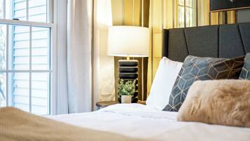 9 slaapkamers, een bureau, een strijkplank/strijkijzer, reisbedje