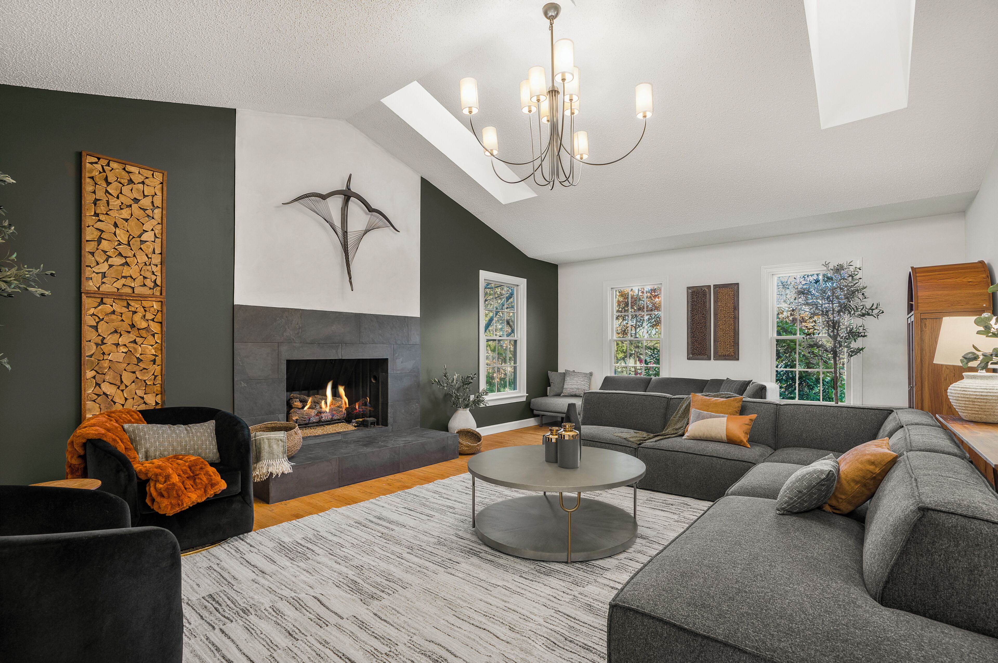 Una Smart TV, una chimenea, un futbolín