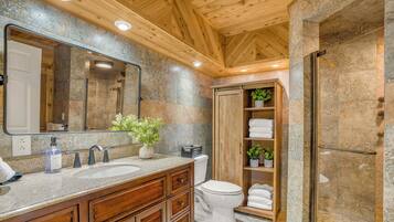 Douche, baignoire Ă jets, sĂšche-cheveux, serviettes fournies