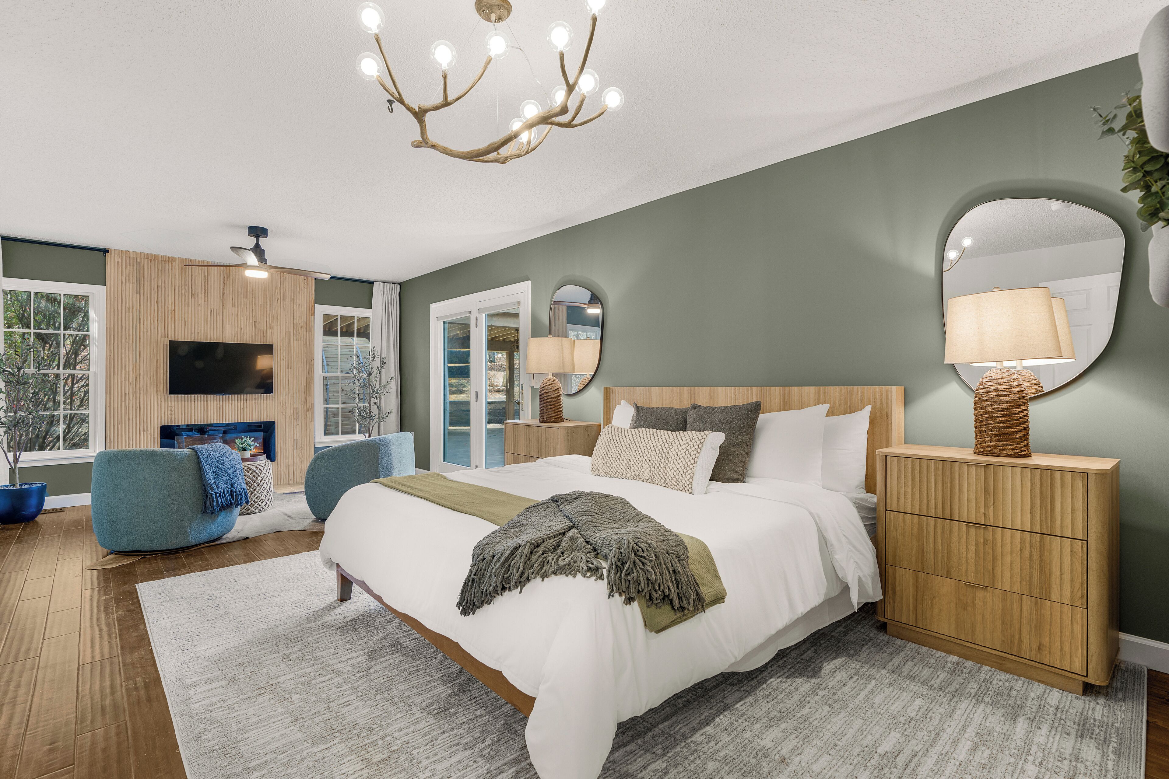 9 dormitorios, escritorio, tabla de planchar con plancha y cuna de viaje