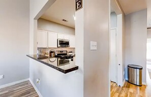 Fridge, microwave, oven, stovetop - Playstay Houston (Houston)