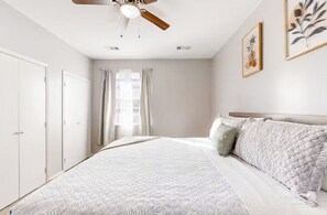 3 slaapkamers, een strijkplank/strijkijzer, reisbedje, gratis wifi