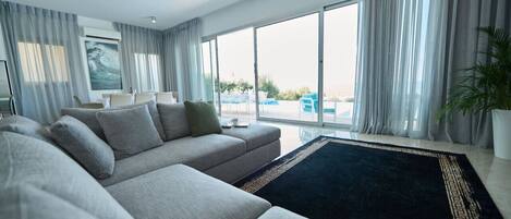 Smart TV, fireplace, stereo