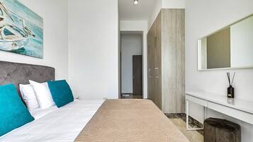 3 quartos, escrivaninha, ferros/tábuas de passar roupa