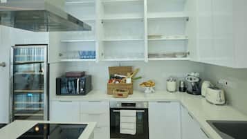 KĂŒhlschrank, Mikrowelle, Ofen, Herdplatte