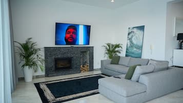 Smart-TV, Kamin, Stereoanlage
