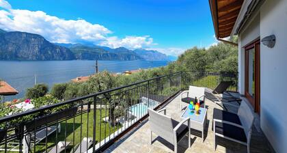 MAISON SABINA WITH WONDERFUL LAKE VIEW, HYDROMASSAGE AND PRIVATE GARDEN