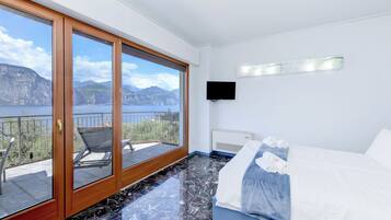 2 dormitorios, tabla de planchar con plancha, cuna de viaje