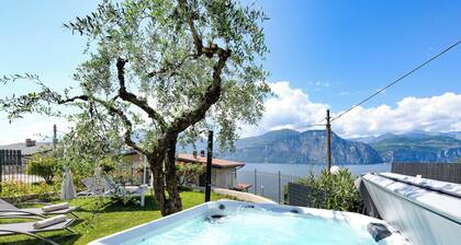 MAISON SABINA WITH WONDERFUL LAKE VIEW, HYDROMASSAGE AND PRIVATE GARDEN