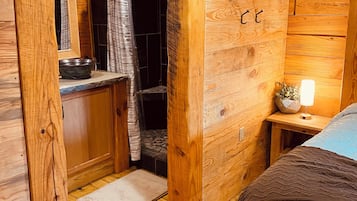 1 bedroom, bed sheets