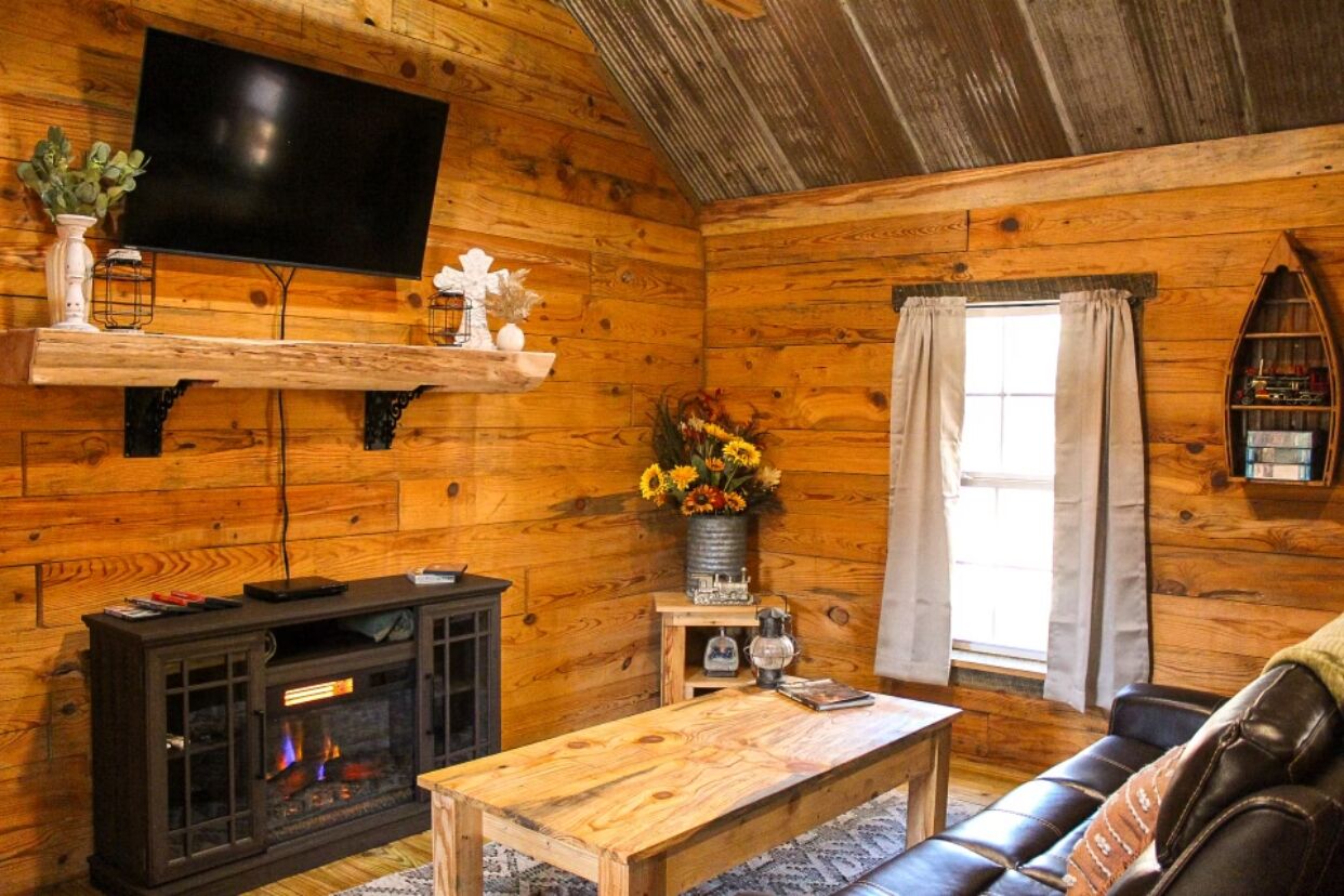 Soothing Log Cabin In Charming Eureka Springs - Eureka Springs, AR