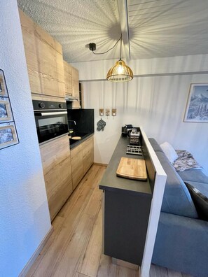 Micro-ondes, four, lave-vaisselle, cafetière/bouilloire