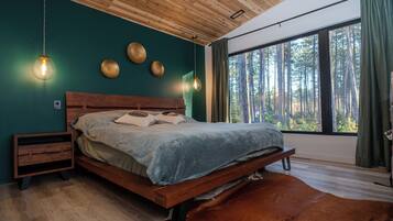 2 bedrooms, desk, WiFi, bed sheets