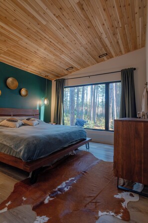 2 bedrooms, desk, WiFi, bed sheets