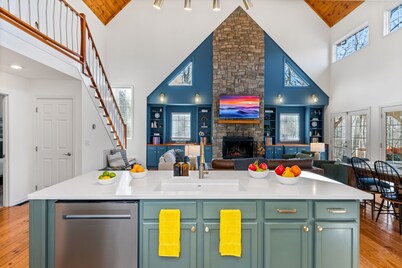 ​Luxury Oasis w/outdoor lounge! Hiking, lakes, brew trails & golf. Pet friendly!