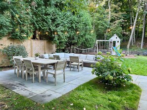 Outdoor dining - Charming 4-bedroom house in Ivoryton/Essex (Essex)