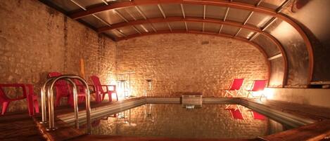 Una piscina techada, una piscina climatizada