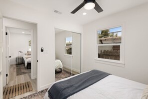 2 habitaciones, escritorio, tabla de planchar con plancha y wifi gratis