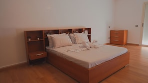 2 bedrooms, iron/ironing board, WiFi, bed sheets - Cozy 2-bedroom apartment in vibrant Marrakech with AC, WiFi (Marrakech)