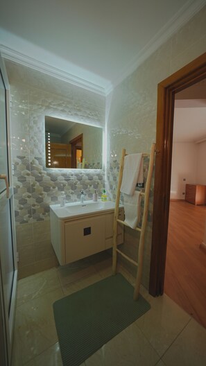 Douche, sèche-cheveux, bidet, serviettes fournies