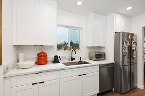 Refrigerador, microondas, horno y parrilla de estufa