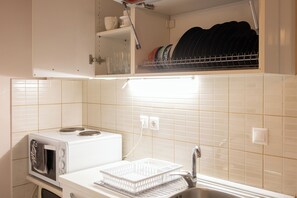 Kjøleskap, mikrobølgeovn, ovn og kaffetrakter/tekoker