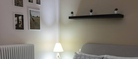 1 soverom, skrivebord, strykejern/-brett og wi-fi (inkludert)