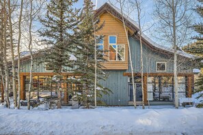 Exterior - Mountain Elegance: 3-Bed, 2.5-Bath Ski Tip Townhome (Keystone)