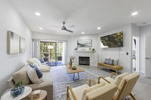 Smart TV, fireplace - On Orange Ave - With Pool - Across From Park (Coronado)