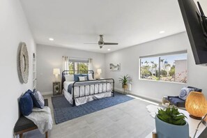 2 bedrooms, desk, iron/ironing board, free WiFi - On Orange Ave - With Pool - Across From Park (Coronado)