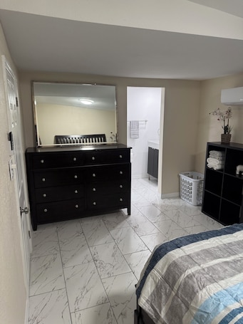 2 bedrooms, WiFi, bed sheets. Cozy 2-bedroom apartment 3 mins away from
Tampa Int’l airport