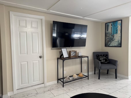 Interior. Cozy 2-bedroom apartment 3 mins away from
Tampa Int’l airport