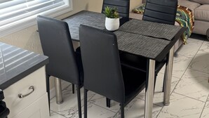 A dining area with a table, chairs, and a potted plant. - Cozy 2-bedroom apartment 3 mins away from
Tampa Int’l airport  (Tampa)
