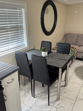 Dining. Cozy 2-bedroom apartment 3 mins away from
Tampa Int’l airport