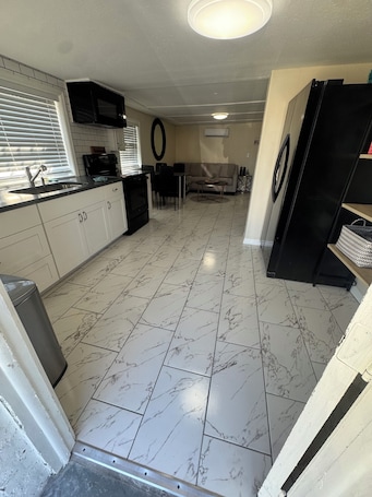 Interior. Cozy 2-bedroom apartment 3 mins away from
Tampa Int’l airport