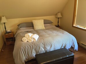 4 bedrooms, WiFi, bed sheets - Secluded 4-season lakeside cottage retreat (La Peche)