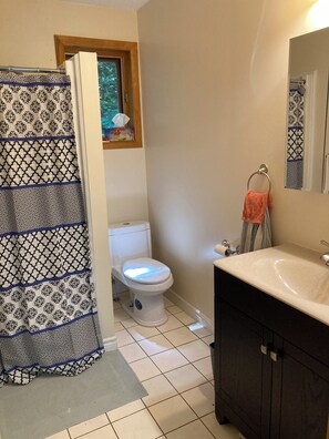 Douche, sèche-cheveux, serviettes fournies, savon