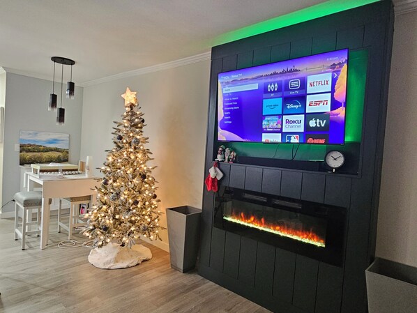 Interior - Olde Naples Beach Condo - modern updates, community pool, close to beach (Naples)