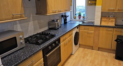 Snug - Macushla Apartment