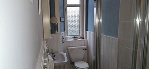Apartamento standard, vista parcial para o mar | Banheiro