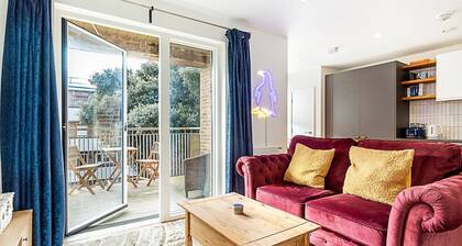 Chic Crystal Palace Flat with Balcony & Workspace