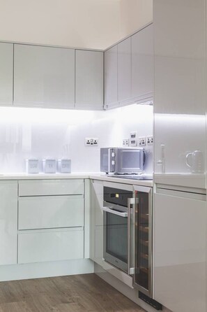 Fridge, microwave, oven, stovetop - Cosy 1 bedroom Flat in Camden (London)