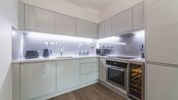 Kjøleskap, mikrobølgeovn, ovn og kokeplater