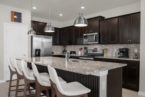 Fridge, microwave, oven, stovetop - 5 Bedrooms / 4.5 Bathrooms / Windsor Cay (1240BI) (Clermont)