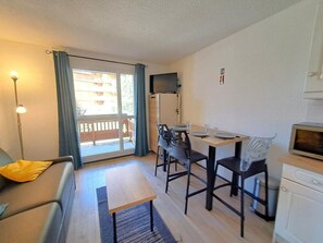 Living area - 200m from shops, 6th floor, view mountain, balcony, tv, ski locker, 22m², Les 2 Alpes (Les Deux Alpes)