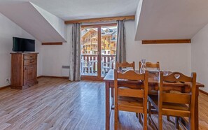 Dining - 40m from ski slopes, 3rd floor, view mountain, swimming pool, sauna, balcony, tv, ski locker, 34m² (Les Orres)