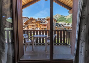 Outdoor dining - 40m from ski slopes, 3rd floor, view mountain, swimming pool, sauna, balcony, tv, ski locker, 34m² (Les Orres)