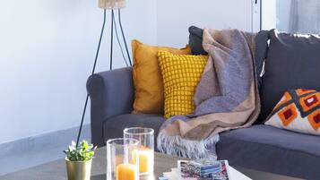 Smart TV, libros y estéreo